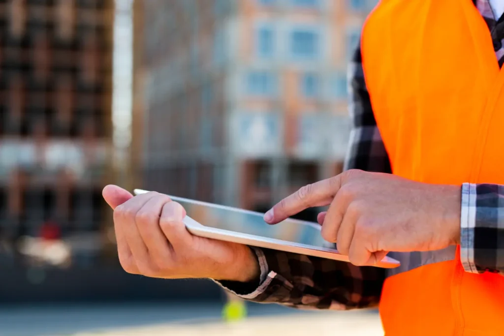 Field Service Management Tecnico sul campo con software per gestione interventi di assistenza tecnica