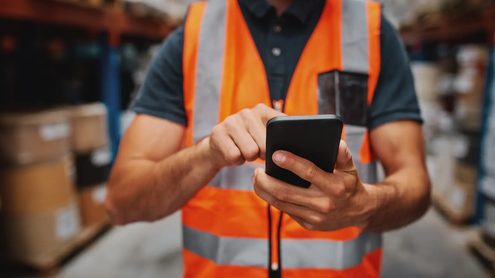 Tecnico con smartphone compila un rapportino di intervento collegato al gestionale aziendale