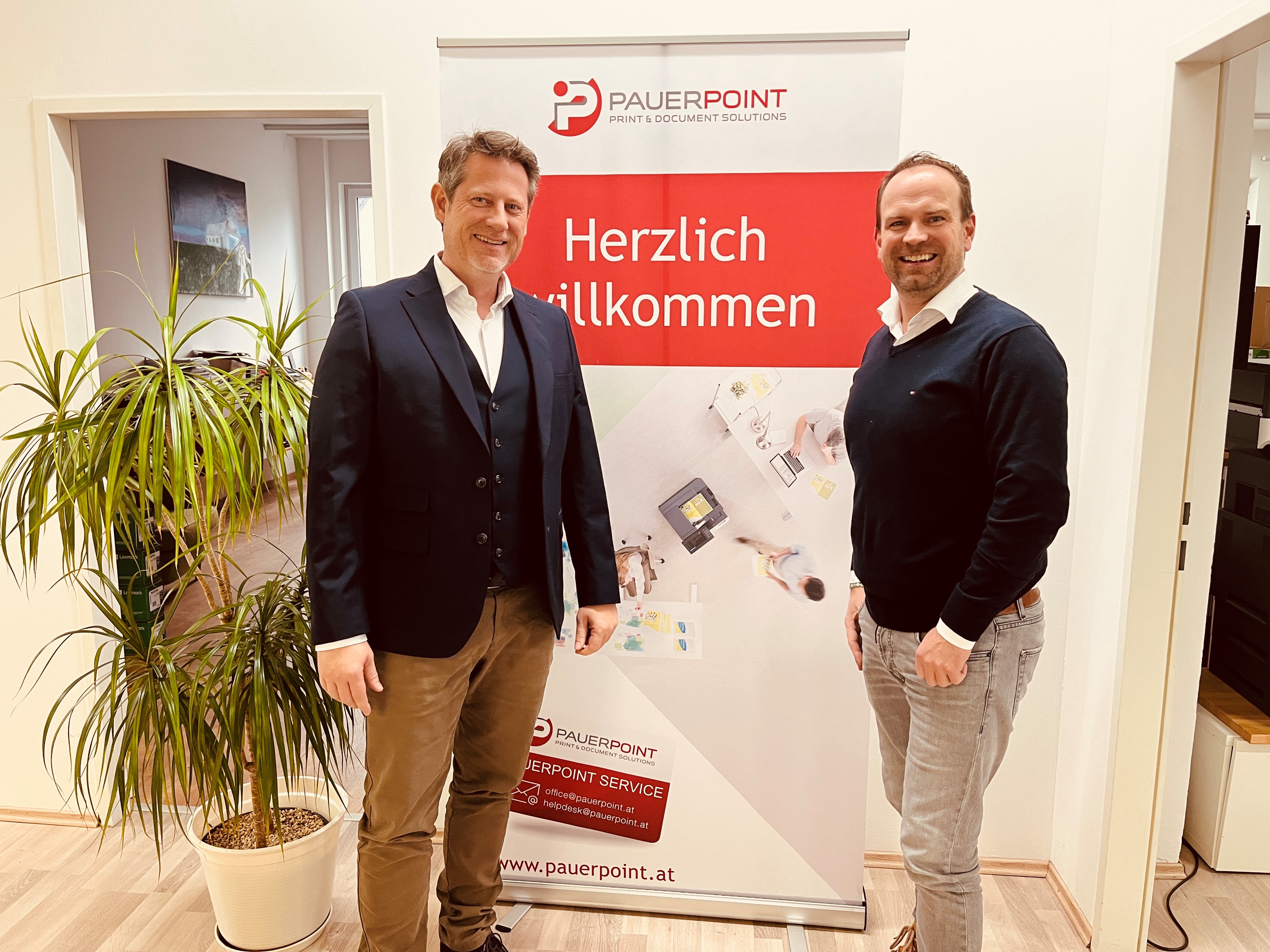 Geschäftsführer Daniel Pauer und Sascha Bökenheide bei den ersten Terminabstimmungen.