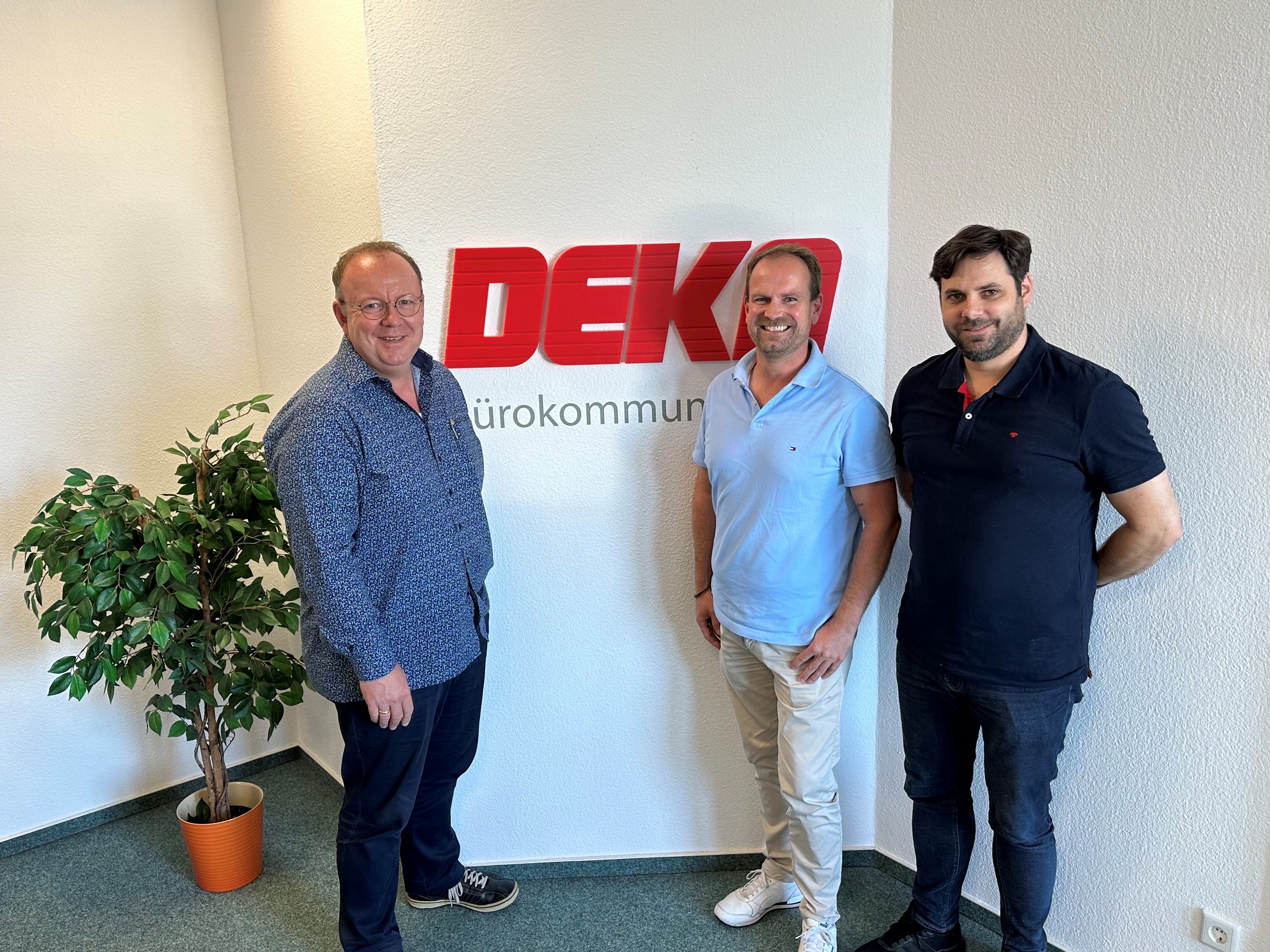 Die DEKA Geschäftsführer Michael Connemann und Gerald Geiling freuen sich mit Sascha Bökenheide auf das anstehende Projekt.