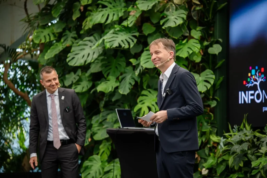 Managing Director Infominds Luca Basso Bondini e Peter Nestl sul palco durante l’Annual Meeting aziendale